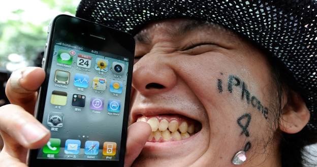 iPhone 4 - ogromny sukces komercyjny, ale i problemy techniczne /AFP