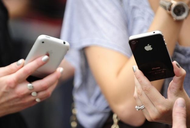 iPhone 4 -  pomimo zeszłorocznej premiery nadal najbardziej popularnyym telefonem na świecie /AFP