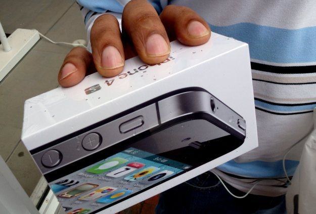iPhone 4S ma problemy z głośnikiem /AFP
