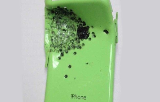 iPhone 5c po strzale z obrzyna.  Fot. Cheshire Police /materiały prasowe