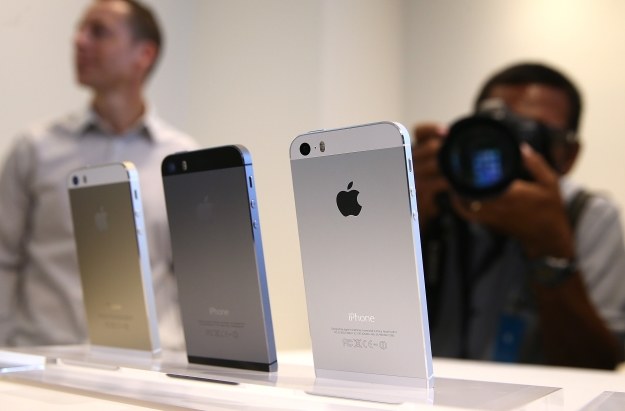 iPhone 5c sprzedaje się znacznie gorzej od lepszego 5s /AFP