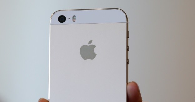 iPhone 5s dostępny jest w trzech kolorach: srebrnym, szarym i złotym /AFP