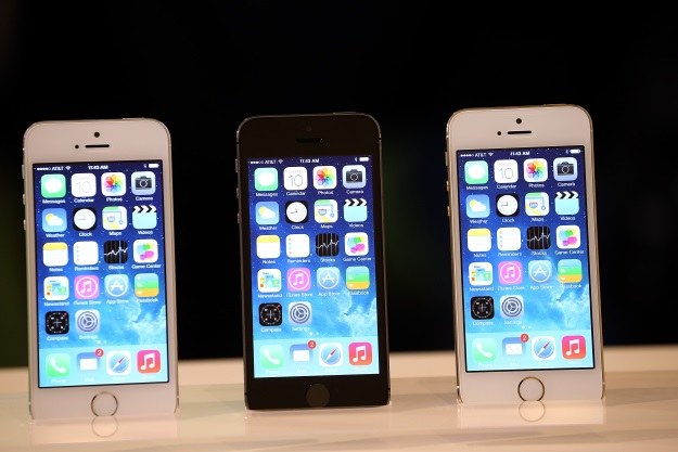 iPhone 5s jest dostępny w polskiej przedsprzedaży. Kosztuje krocie /AFP