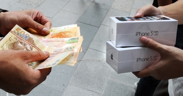 iPhone 5s sprzedaje się świetnie. Czy 6 poprawi ten wynik? /AFP