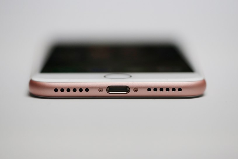 iPhone 8 nie będzie miał złącza Lightning? /AFP