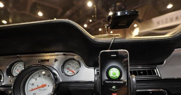iPhone na pokładzie samochodu - bliżej iCar raczej już nigdy nie dojedziemy /AFP