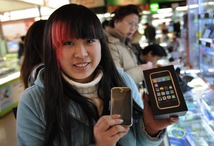 iPhone nie cieszy się w Chinach dużym zainteresowaniem /AFP
