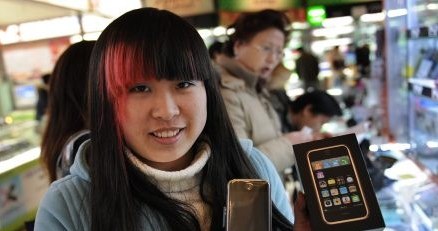 iPhone nie cieszy się w Chinach dużym zainteresowaniem /AFP