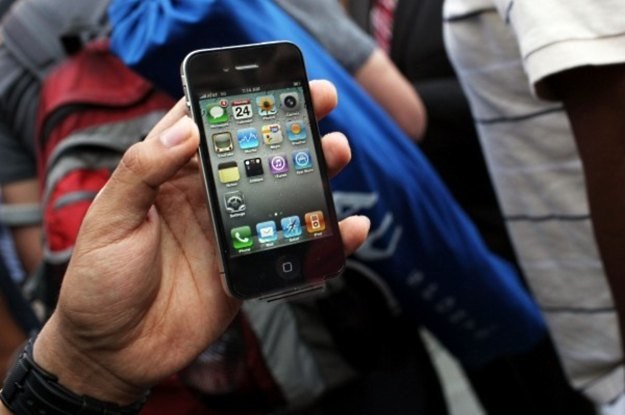 iPhone'owe szaleństwo trwa - jeden telefon sprawił, że Apple stało się 4. największym producentem /AFP
