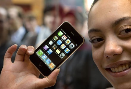iPhone staje się coraz mocniejszym graczem na rynku internetu /AFP