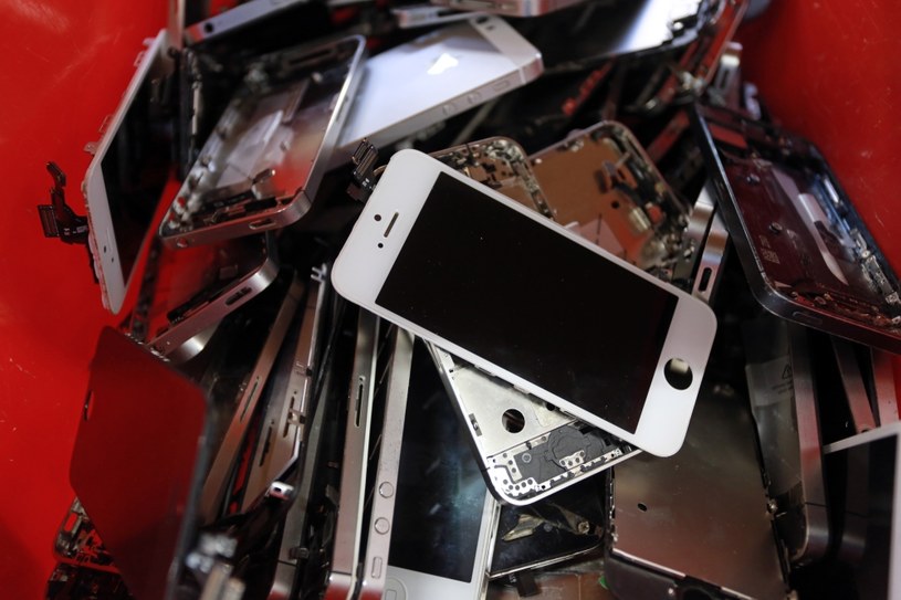 iPhone to jeden z produktów, których naprawda jest kosztowna i żmudna /AFP
