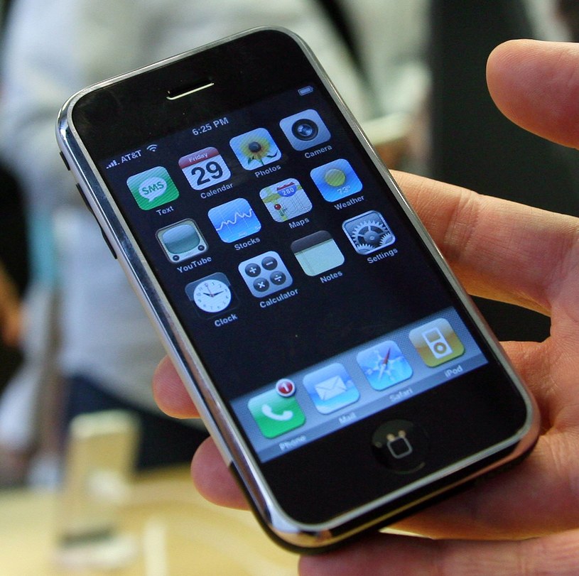iPhone w 2007 roku robił piorunujące wrażenie /AFP