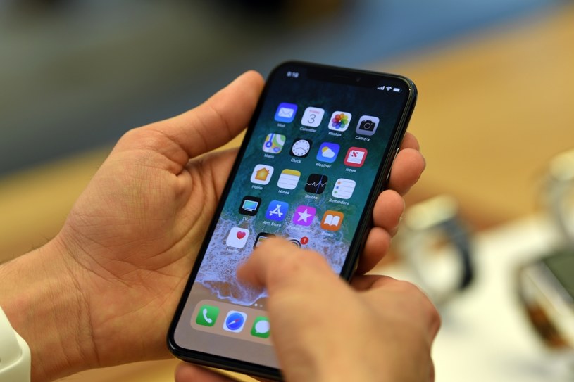 iPhone X dostał między innymi trzy nowe tapety /AFP