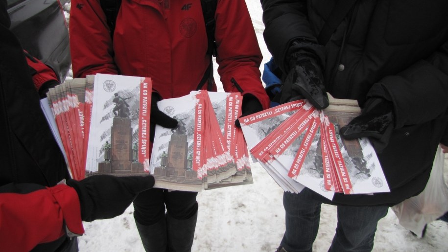 IPN rozdał warszawiakom edukacyjne ulotki /Monika Gosławska /RMF FM