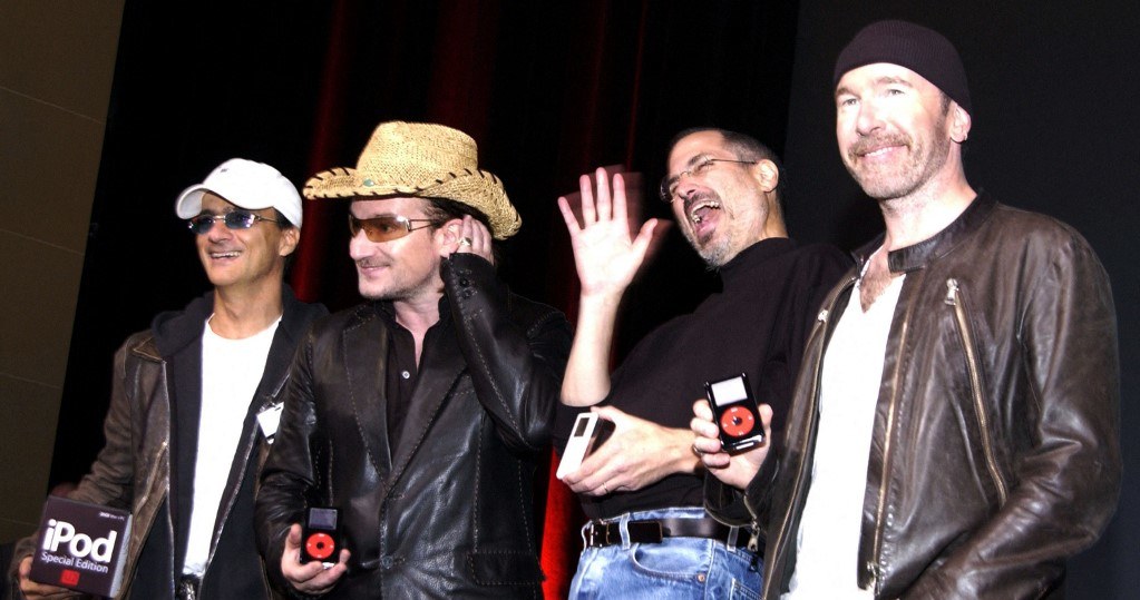 iPod był kulturowym fenomenem - na zdjęciu Jobs obok Bono i Edge (rok 2004) /AFP