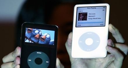 iPod video - multimedia do dzisaj standard w przenośnych odtwarzaczach /AFP