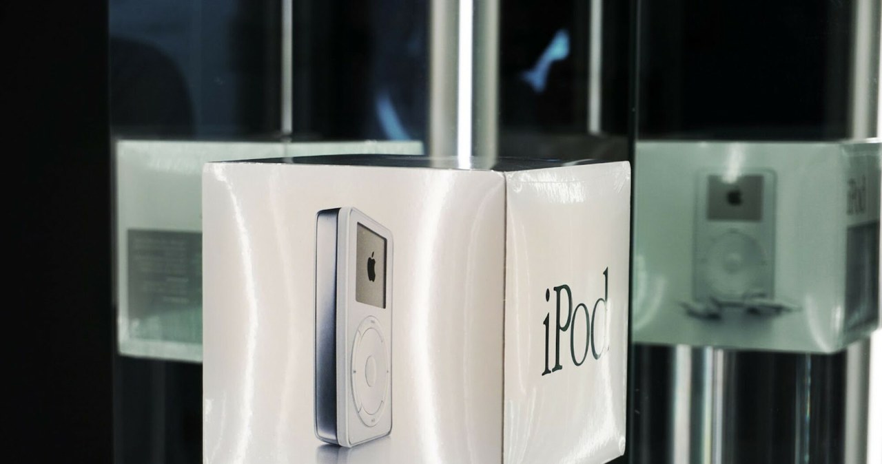 iPod zadebiutował na rynku w 2001 roku i z miejsca stał się kultowym produktem, definiując na nowo standardy w dziedzinie przenośnych odtwarzaczy muzycznych. /Cover Images/East News /East News