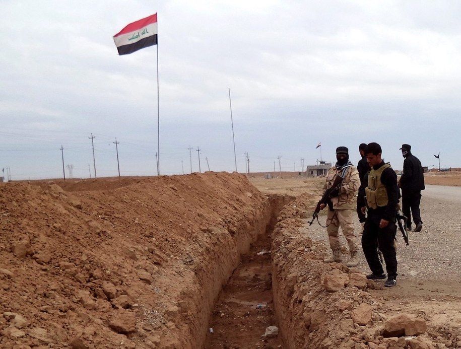 Iraccy żołnierze i ochotnicy z milicji szyickiej w pobliżu miasta Amerli na północy Iraku /ALI MOHAMMED /PAP/EPA