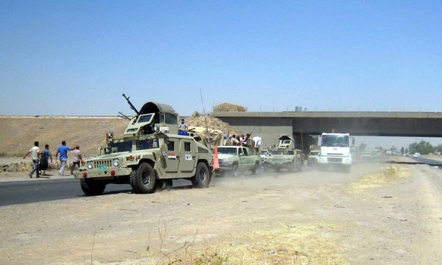 Iraccy żołnierze opuszczają bazę w Kirkuku, którego rejony zajęli dżihadyści /KHALIL AL-A'NEI /PAP/EPA