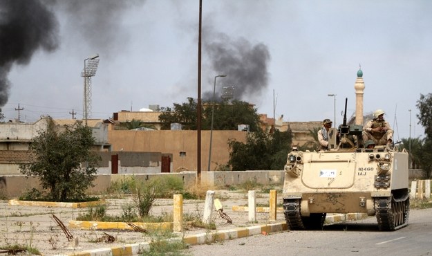 Iraccy żołnierze zajmują pozycje w czasie walk z bojownikami Państwa Islamskiego w Tikricie w północnym Iraku /BARAA KANAAN  /PAP/EPA