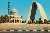 Irak, Bagdad, pomnik nieznanego żołnierza i meczet /Encyklopedia Internautica