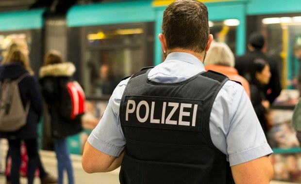 Irakijczyk zepchnął 16-latkę pod pociąg, zdradziło go DNA na jej ramieniu 