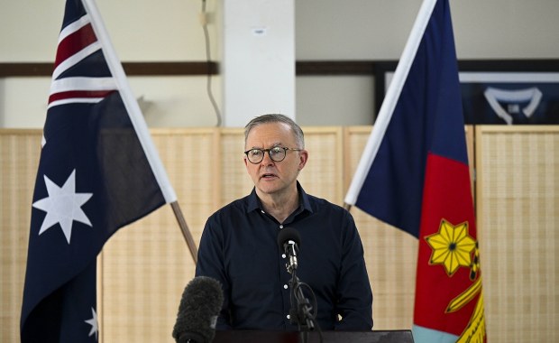 Iran uderzył w ZEA i kraje Zatoki Perskiej. Pocisk spadł w pobliżu bazy Al Minhad 