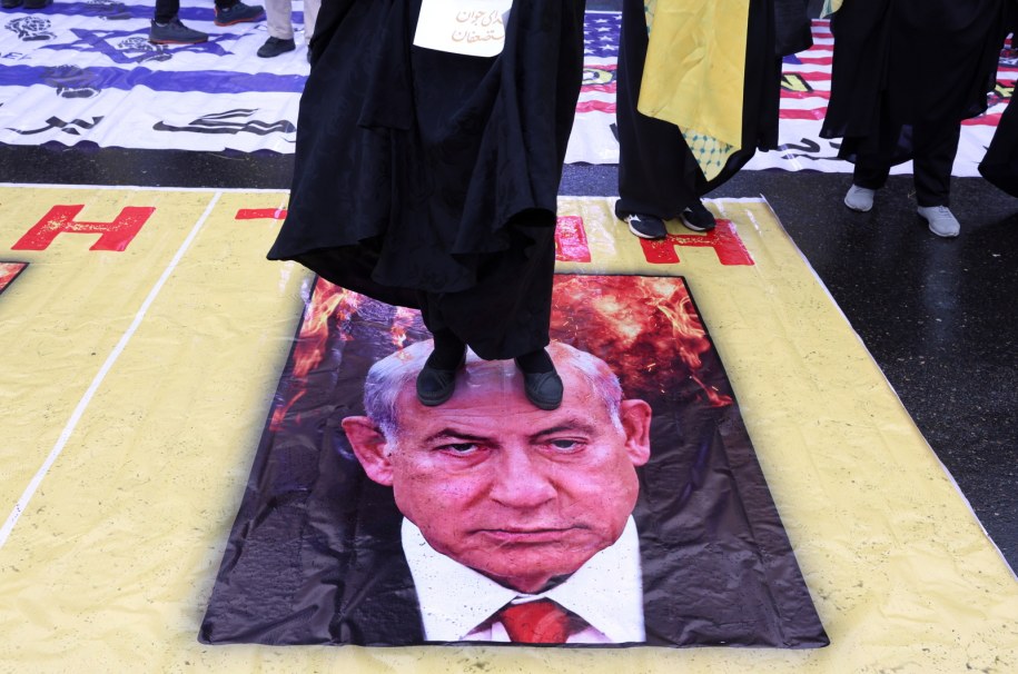 Irańczycy depczą wizerunek Benjamina Netanjahu podczas wiecu w Teheranie /Abedin Taherkenareh   /PAP/EPA