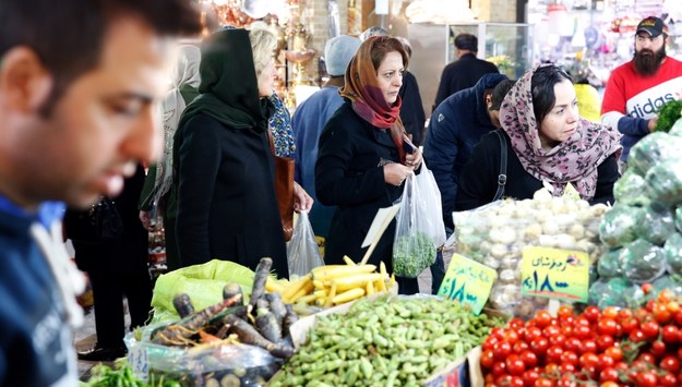 Irańczycy na bazarze w Teheranie /Abedin Taherkenareh   /PAP/EPA