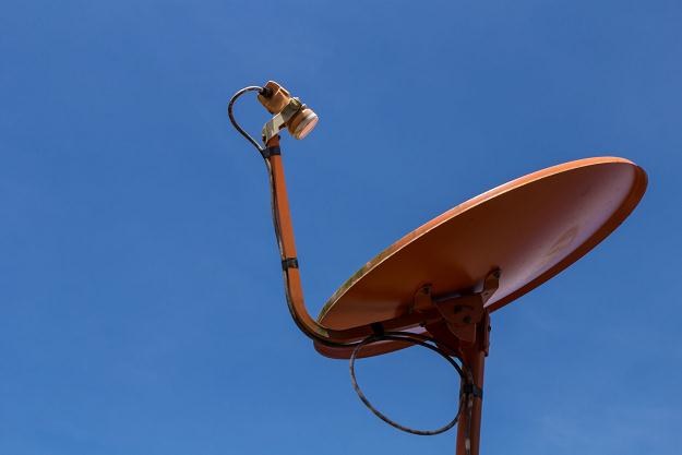 Irańczycy nielegalnie instalują anteny satelitarne, aby oglądać polskie kanały muzyczne /&copy;123RF/PICSEL