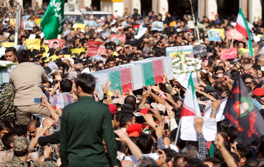 Irańczycy niosą trumny z ofiarami sobotniego zamachu. / 	STR   /PAP/EPA