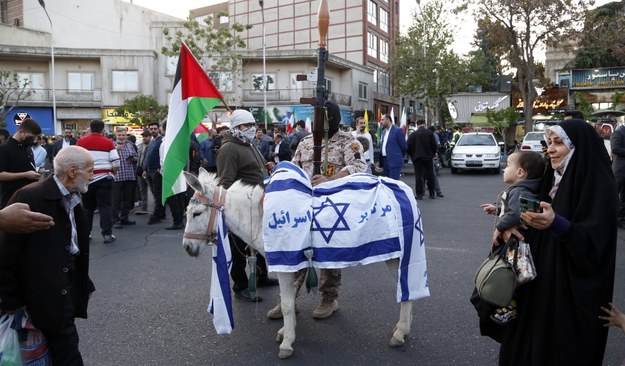Irańczycy świętują atak na Izrael /Abedin Taherkenareh   /PAP/EPA