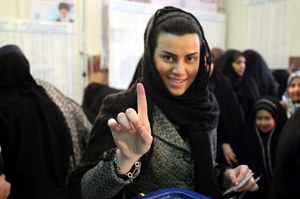 Iranka po oddaniu głosu w wyborach //PAP/EPA