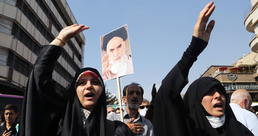 Iranki na prorządowym marszu, wrzesień 2022 r. /Getty Images