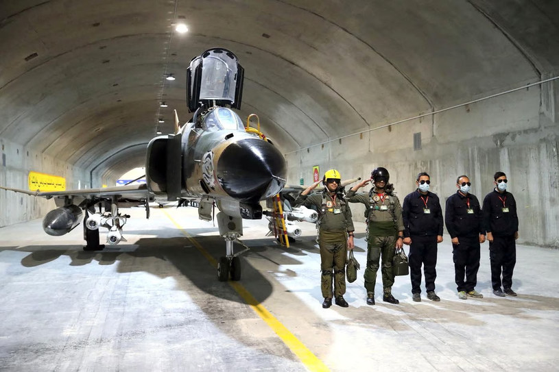 Irańscy piloci przed odrzutowcem F-4 Phantom w kompleksie "Oghab 44" /Iranian Army/WANA (West Asia News Agency)/Handout via REUTERS  /© 2023 Reuters