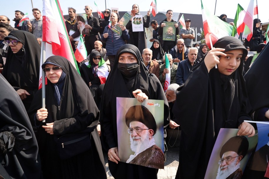 Irańscy żałobnicy trzymający plakaty upamiętniające zmarłego Najwyższego Przywódcę Iranu ajatollaha Alego Chameneiego w Teheranie; Iran, 18 marca 2026 /PAP/EPA/ABEDIN TAHERKENAREH /PAP