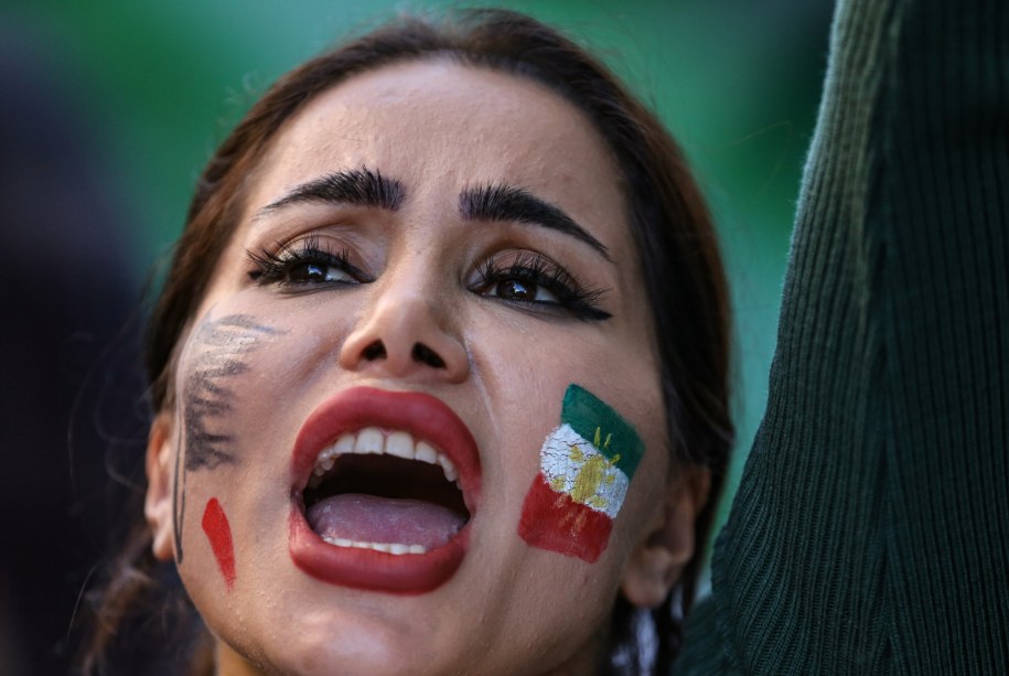 Irańska kobieta w proteście przed konsulatem Iranu w Stambule /ERDEM SAHIN /PAP/EPA