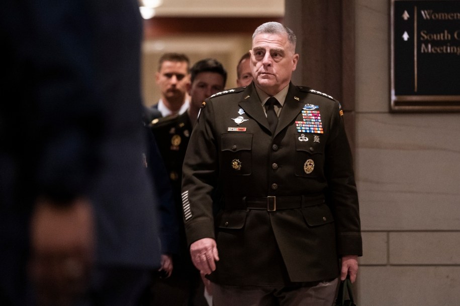 "Irański atak rakietowy na amerykańską bazę wojskową Ain Al-Asad w Iraku miał na celu zabicie personelu wojskowego Stanów Zjednoczonych" - mówił Mark Milley /JIM LO SCALZO /PAP/EPA