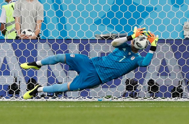 Irański bramkarz Ali Beiranvand broni karnego Cristiano Ronaldo /RUNGROJ YONGRIT /PAP/EPA