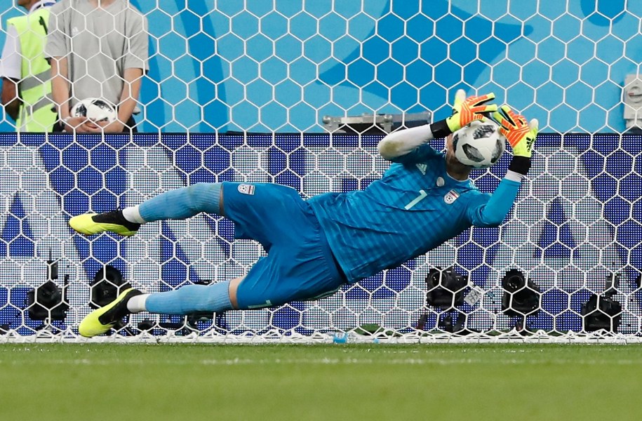 Irański bramkarz Ali Beiranvand broni karnego Cristiano Ronaldo /RUNGROJ YONGRIT /PAP/EPA