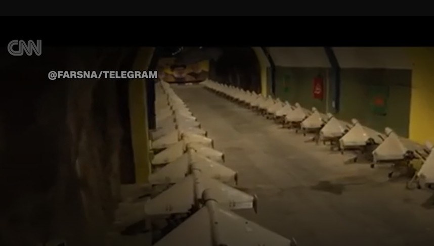 Irański podziemny arsenał dronów, o istnieniu którego poinformowała propagandowa państwowa agencja /Screen CNN (za Fars News Agency) /