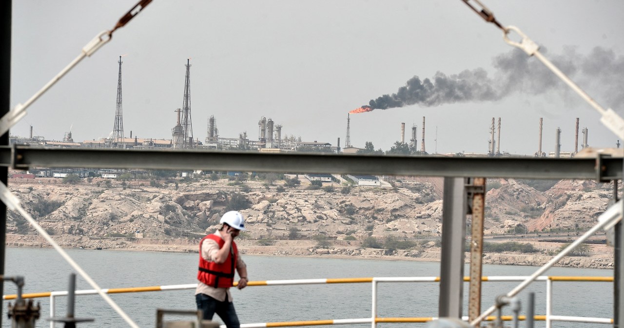 Irański terminal naftowy na wyspie Chark. Iran zwiększa eksport ropy, bojąc się eskalacji nalotów izraelskich i włączenia się USA do ataków na Teheran /Fatemeh Bahrami/Anadolu Agency /AFP