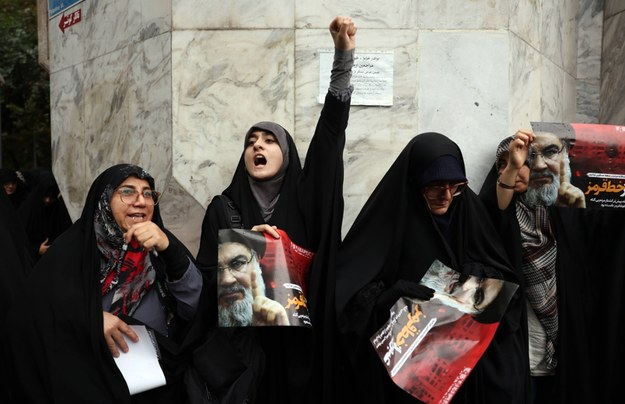 Irańskie kobiety w Teheranie z plakatami zabitego przywódcy Hezbollahu Hassana Nasrallaha /Abedin Taherkenareh   /PAP/EPA