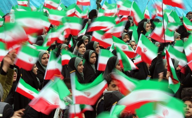 Irańskie studentki z flagami narodowymi w trakcie obchodów 40. rocznicy Rewolucji Islamskiej /Abedin Taherkenareh   /PAP/EPA