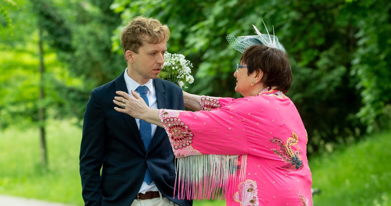 Irena (Krystyna Tkacz) rzuci się Waldkowi (Rafał Fudalej) na szyję /Źródło: AIM