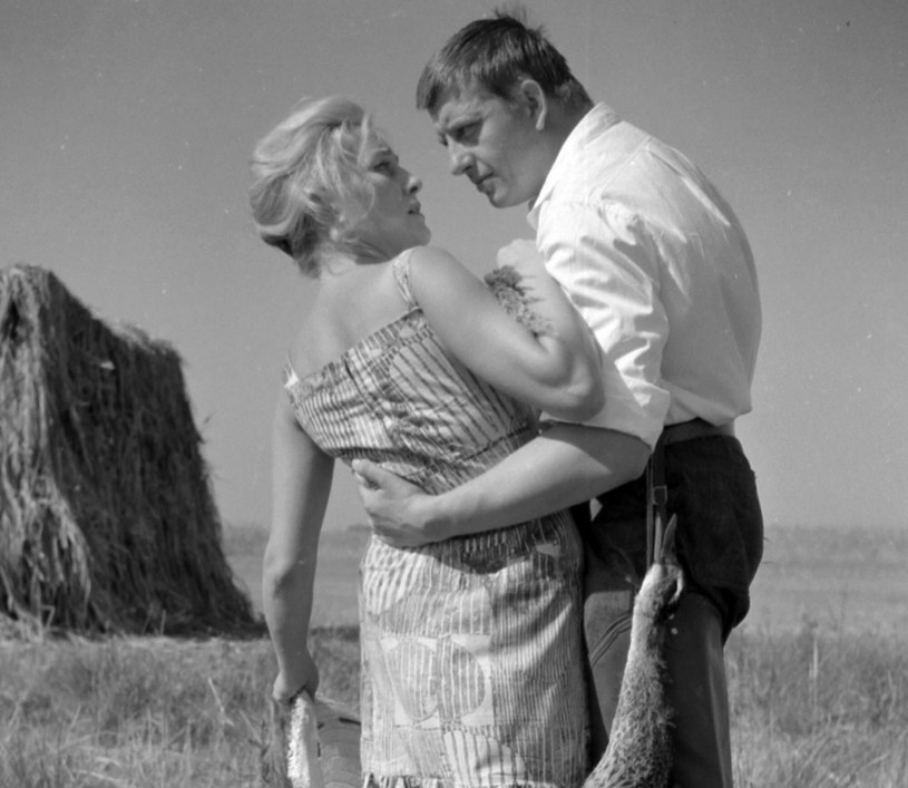 Irena Laskowska i Mariusz Dmochowski w filmie "Mężczyźni na wyspie" (1962) /Polfilm 1 /East News
