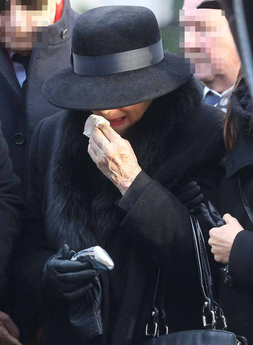 Irena Santor podczas pogrzebu /Newspix