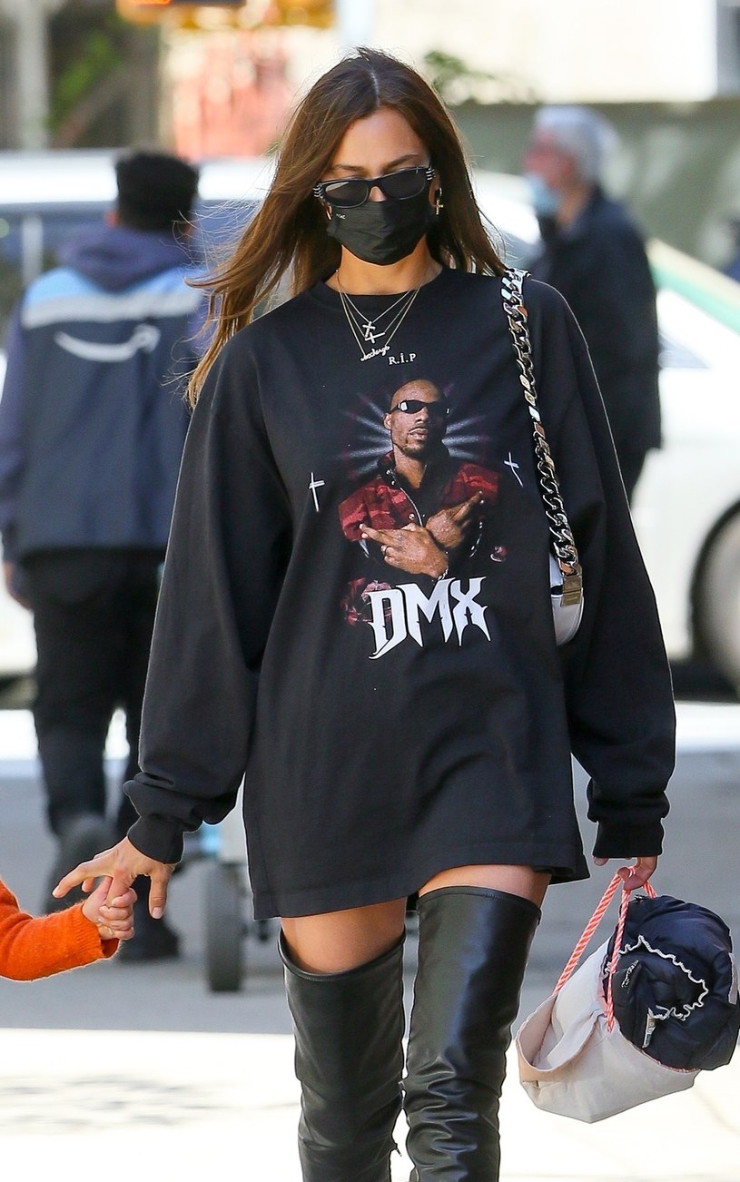 Irina Shayk w koszulce projektu Kanye Westa /T.JACKSON / BACKGRID /Agencja FORUM