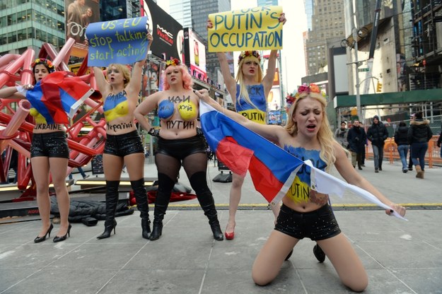 Inna Szewczenko pokazała piersi na tle plakatu z Krystyną Pawłowicz (+18 lat) Irina Szewczenko (z prawej) w Nowym Jorku /STAN HONDA /AFP