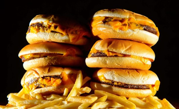 Irlandczycy, mieszkańcy USA oraz Bahrajnu spożywają najwięcej kalorii 